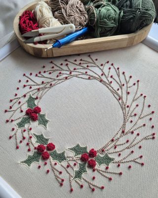 Vyslyšela jsem vaše loňské přání a letos vznikl i věneček s červenou barvičkou. No a co jiného by se k zimní sezóně hodilo...