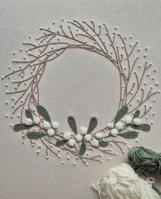 🌱🤍Pro ty, kterým byla červená cesmína příliš odvážná, přichází něžnější věneček se jmelím. Podle tradice přináší jmelí...