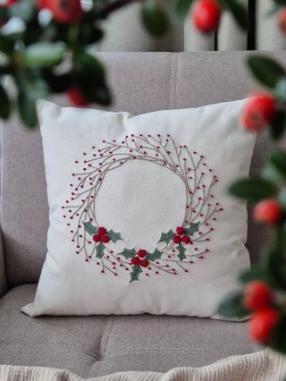 Tak a je to venku🥰 Věneček cesmína 🔴🌱 Na eshop jsem dala i věneček jmelí, který jsem vám ukázala včera procesu výroby....